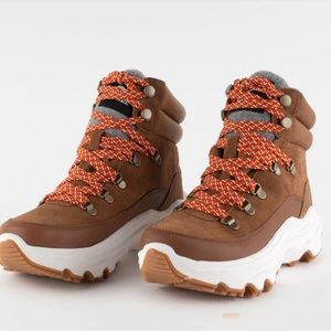 Sorel super cute and toasty all weather boot, water resistant.( worn once)